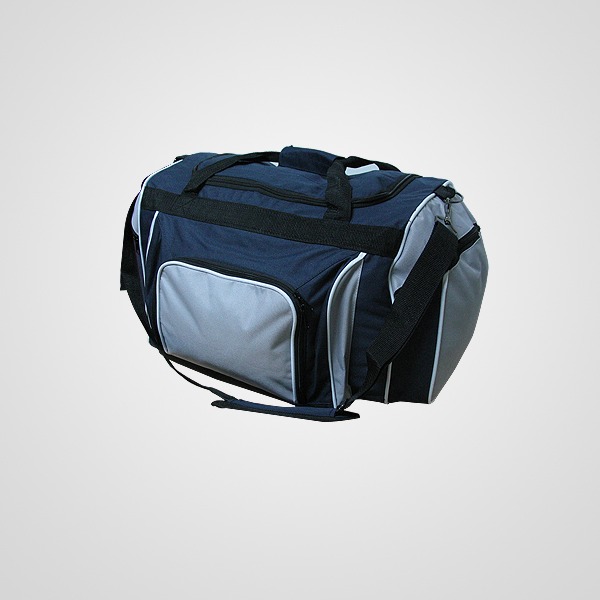 25L0042 Bolso de viaje azul con detalles en gris Posee un bolsillo frontal