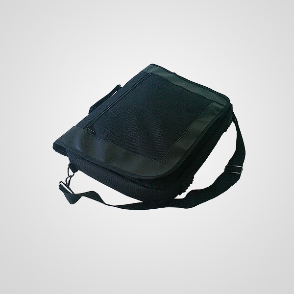 DN8001 Porta Notebook color negro con detalles en simil cuero Posee
